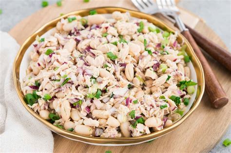 Fotografía apetitosa de la ensalada de atún y frijoles blancos, destacando los ingredientes frescos.