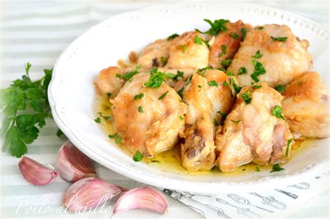 Plato de pollo al ajillo terminado, mostrando una salsa cremosa y dorada con ajos confitados.