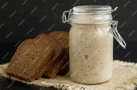 Masa madre activa burbujeante en un frasco de vidrio