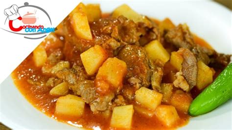 Plato servido de bistec con papas en salsa roja acompañado de tortillas de maíz