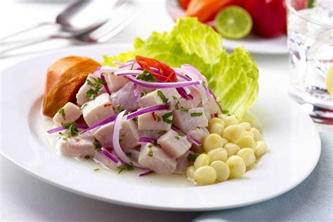 Plato peruano de cebiche con camote hervido como acompañamiento.