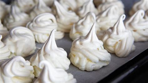 Foto de merengue blanco, firme y brillante