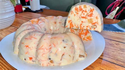 Imagen de una gelatina de zanahoria decorada con pasas y nueces, servida en un molde para tarta bundt.
