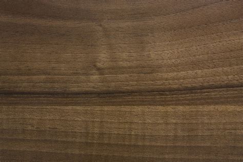 Muestra de madera de nogal con su característico veteado.