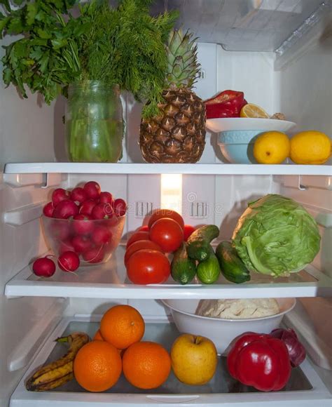 imagen de un cajón de nevera con frutas y verduras