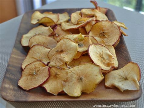 manzanas deshidratadas en un frasco