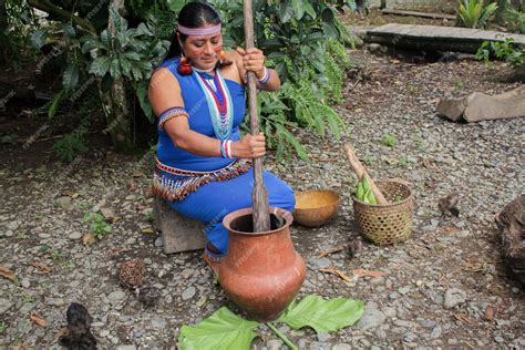 Mujer elaborando mantequilla tradicionalmente.