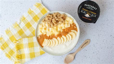 Helado de plátano con mantequilla de cacahuete y trocitos de frutos secos