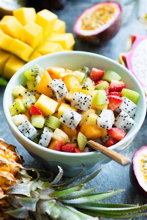 Cuenco de ensalada de frutas con diferentes texturas