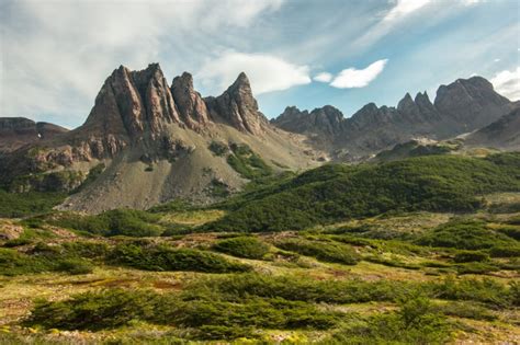 Paisaje del trekking Dientes de Navarino con sus montañas escarpadas