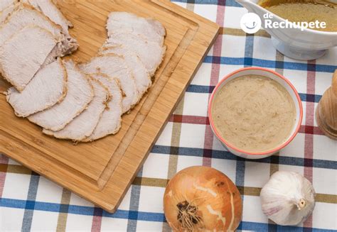 Plato servido de carne mechada de cerdo al estilo andaluz, con su salsa y acompañamientos.