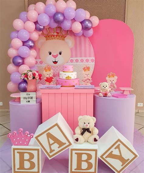 Diseños de cupcakes con diferentes temáticas para baby shower de niña, como princesas, jardín o animales del bosque.