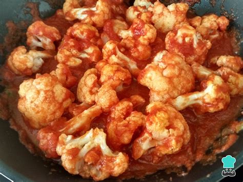 Plato de pasta con coliflor y salsa de tomate