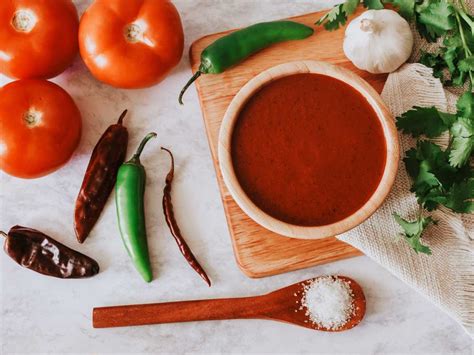 Esquema de los ingredientes necesarios para la salsa roja de chiles secos