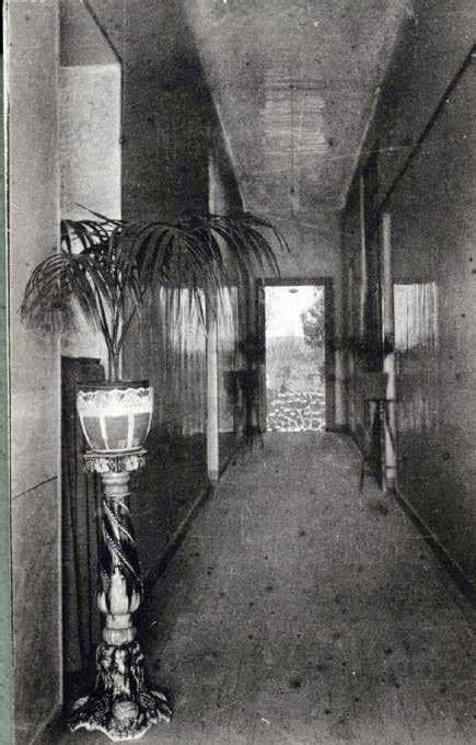 Fotografía antigua del interior del petit hôtel de Vicente G. Quesada mostrando sus colecciones de arte y mobiliario