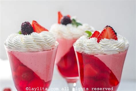 Fotografía de copas con gelatina de fresa inclinada en proceso de cuajado.