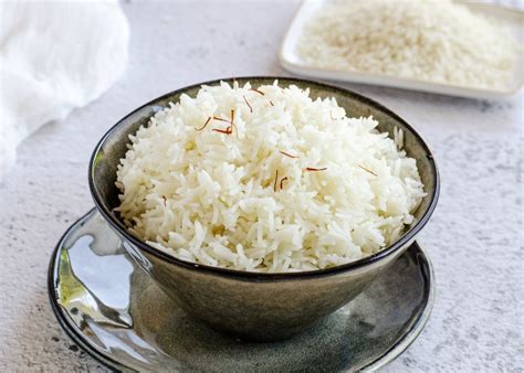 Plato de arroz basmati suelto y fragante junto a un curry