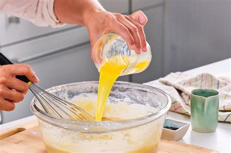 Mantequilla derretida mezclada con copos de avena en un bol.