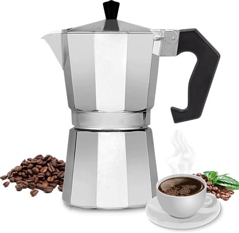 Cafetera italiana sobre el fuego preparando espresso