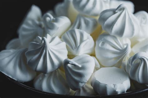Imagen de un merengue blanco y brillante listo para decorar.