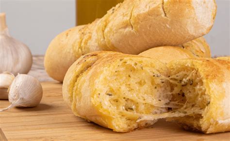 Pan de ajo relleno con queso burbujeante, recién salido del horno