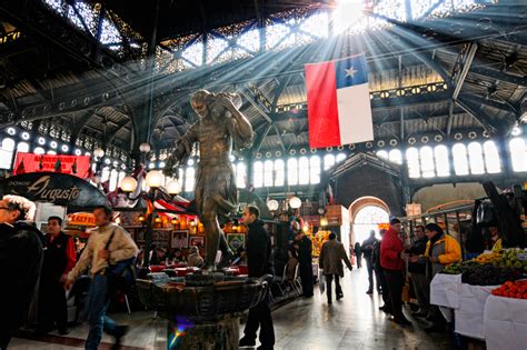 Interior del Mercado Central de Santiago con puestos de mariscos