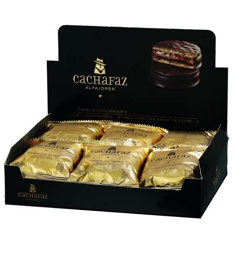 Fotografía de estudio que muestra un alfajor Cachafaz de chocolate negro y uno de chocolate blanco junto a su envase característico