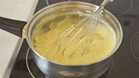 Crema pastelera espesa en una olla, lista para enfriar