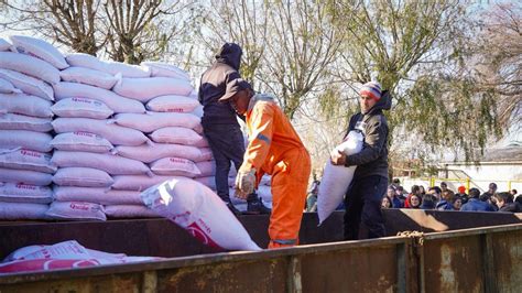 Fotografía de la entrega de alimento animal a agricultores afectados por temporales en la región de Maule.