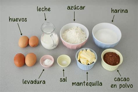 Ingredientes secos tamizados para el bizcocho de café: harina, levadura y sal.