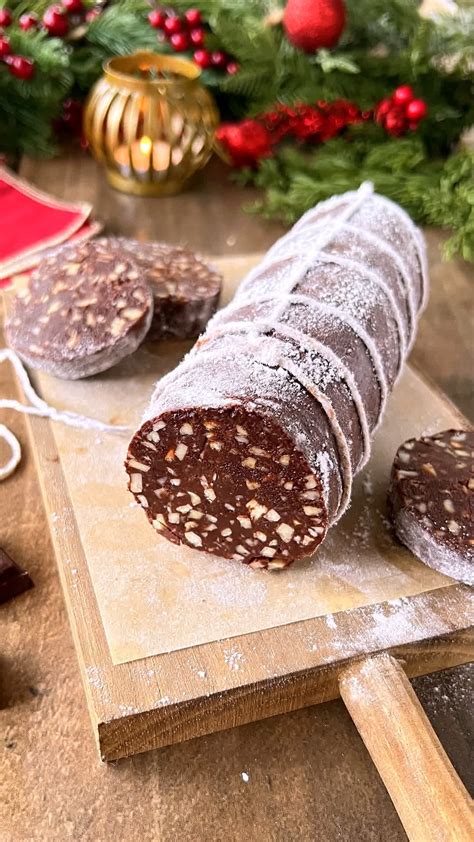 Rodajas de salami de chocolate servidas en un plato.