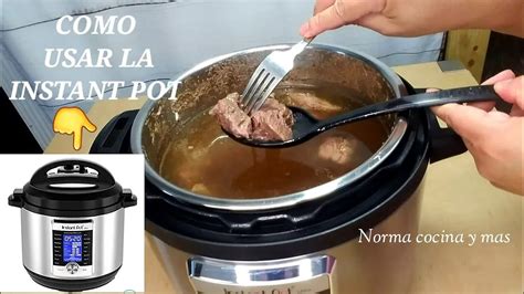 Dorando los trozos de carne en una olla.