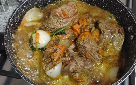 Carne al jugo recién terminada, con sus jugos espesos.