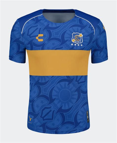 Fotografía de Cristian Riquelme vistiendo la camiseta del club Everton de Viña del Mar.