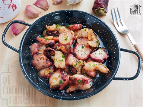 Proceso de preparación casera del pulpo al ajillo con ajo y guindilla