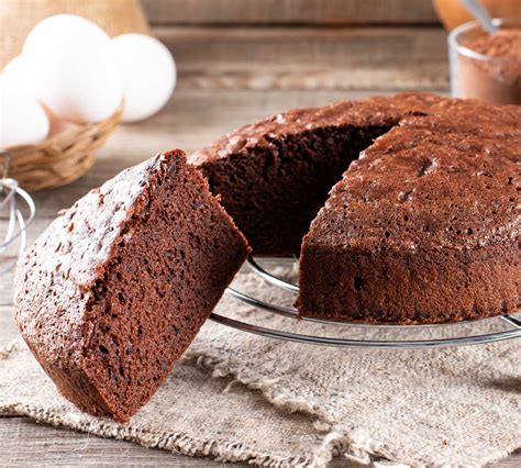 Molde con capas de masa de bizcocho de chocolate y vainilla