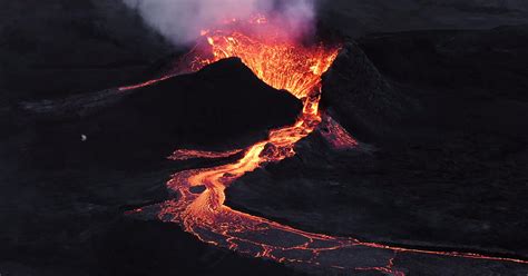 Representación de flujos de lava descendiendo por la ladera de un volcán.