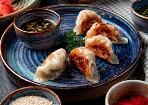 Plato de Gyozas de Wabi Sabi, mostrando el relleno y la presentación.