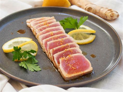 Plato Tataki Mari de Casa Sanz, mostrando la presentación artística y los ingredientes.