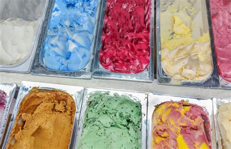 Variedad de helados artesanales en Poga, mostrando diferentes colores y texturas.