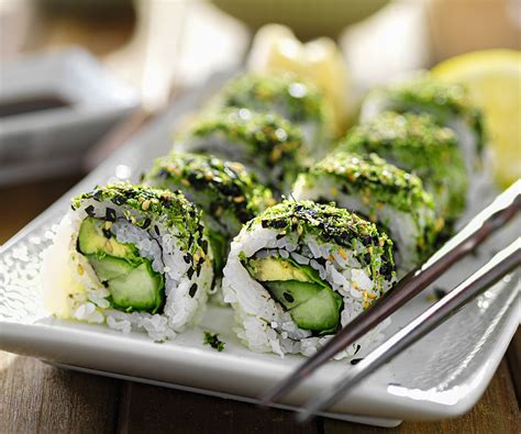 Roll de sushi vegano de Kambo Sushi, mostrando ingredientes coloridos y originales.