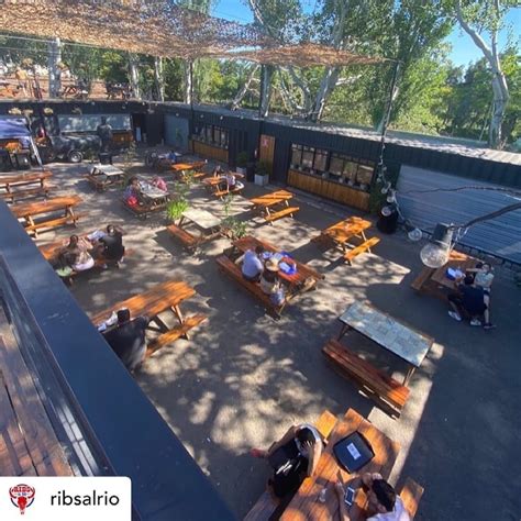 Patio de Ribs al Río en Costanera Norte.