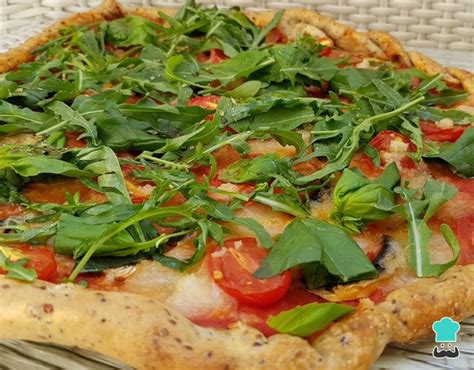 Pizza con tomates deshidratados, rúcula y brie de Pizza Cero.