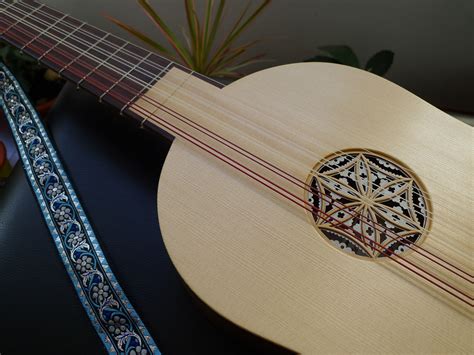 Detalle de taracea en una vihuela renacentista