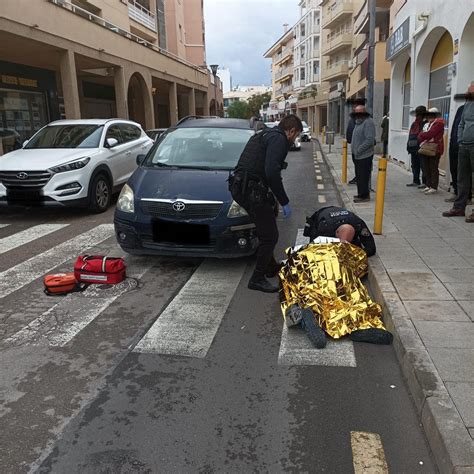 Imagen de un vehículo gris en medio de una multitud después de un atropello.