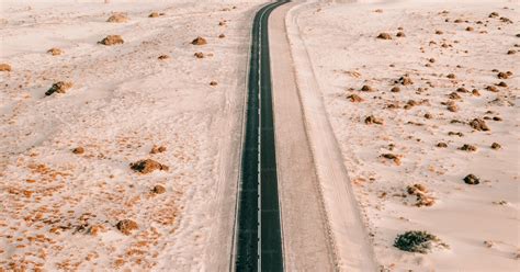 Fotografía de la carretera en el desierto con señalética hacia Camarones