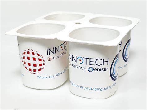 Envase de yogur reciclado en un teléfono casero