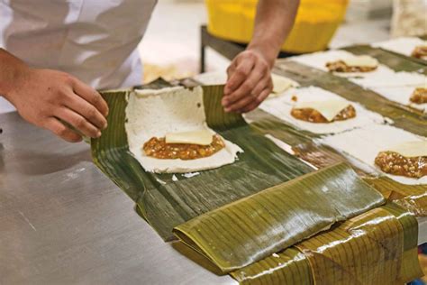 Fotografía de hojas de banano preparadas para envolver tamales.