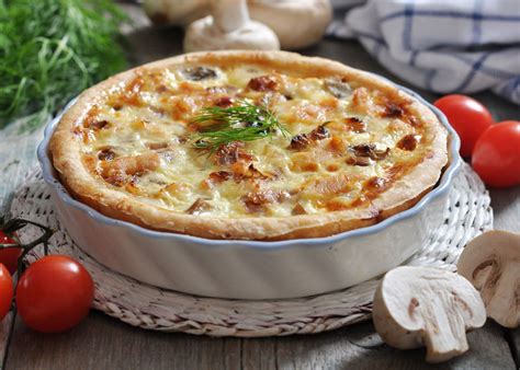 Ingredientes frescos para un quiche de pollo y champiñones