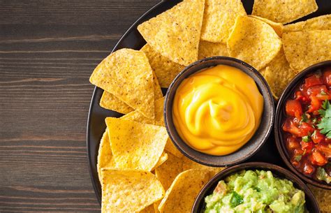 plato de nachos con salsa de queso